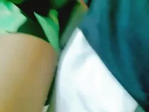 Das junge Mädchen be ...