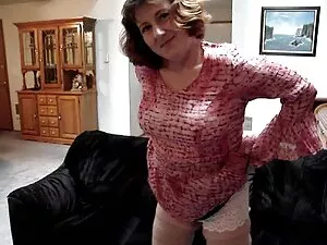 Mädchen mit haarigen ...